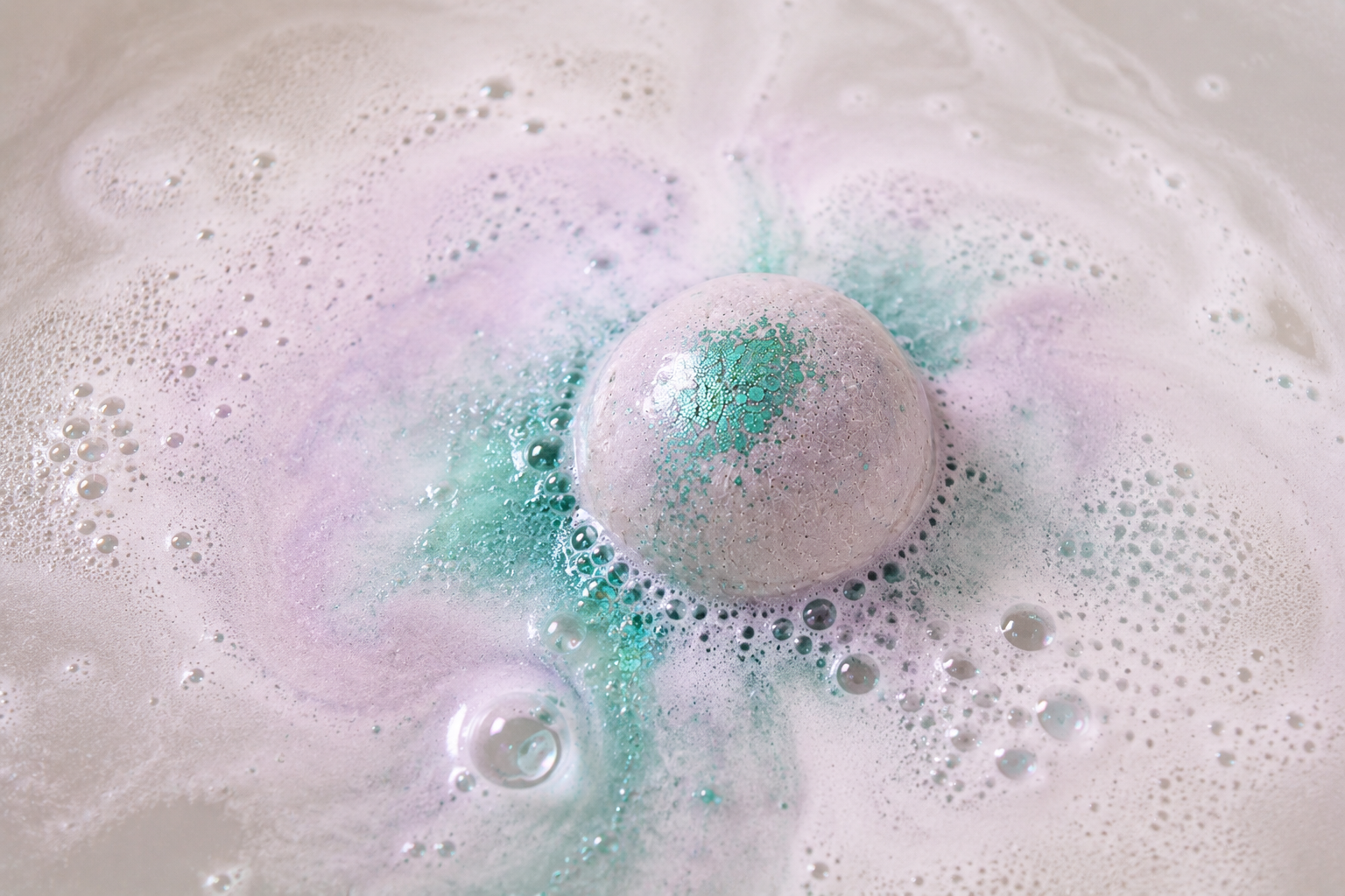 Boule de bain mangue effervescente dans l’eau avec mousse relaxante.