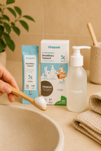 Brosse à dents avec mousse dentifrice Pimpant naturelle dans une salle de bain minimaliste beige