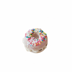 Fondant donut caramel artisanal pour le bain sur fond blanc minimaliste