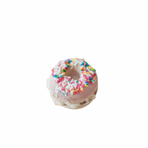 Fondant donut caramel artisanal pour le bain sur fond blanc minimaliste