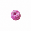 Fondant donut fraise artisanal pour le bain sur fond blanc minimaliste 