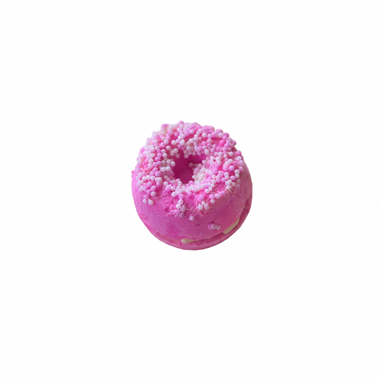 Fondant donut fraise artisanal pour le bain sur fond blanc minimaliste 