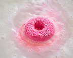 Fondant donut rose en train de fondre dans le bain moussant