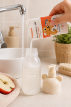 Gel lavant corps et cheveux enfant rechargeable Pimpant format poudre à diluer sur fond doux minimaliste