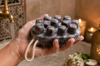 Gros plan produit bien-être avec mousse crémeuse et gouttes d’eau