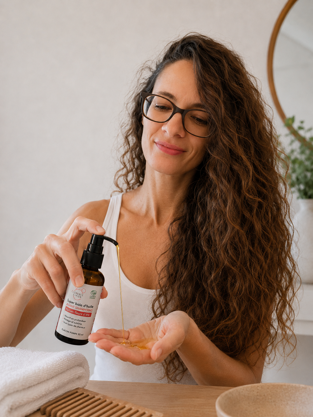 Huile capillaire bio Clémence & Vivien avec brosse en bois et décoration naturelle