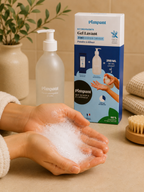 Mousse gel lavant Pimpant dans les mains avec kit découverte et flacon rechargeable en arrière-plan
