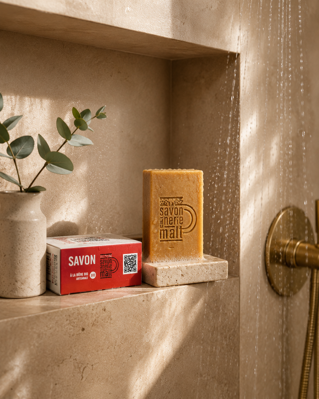 Photo fiche produit shampoing solide dans une salle de bain design