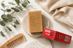 Produit cosmétique solide avec décor beige chaleureux et lumière douce