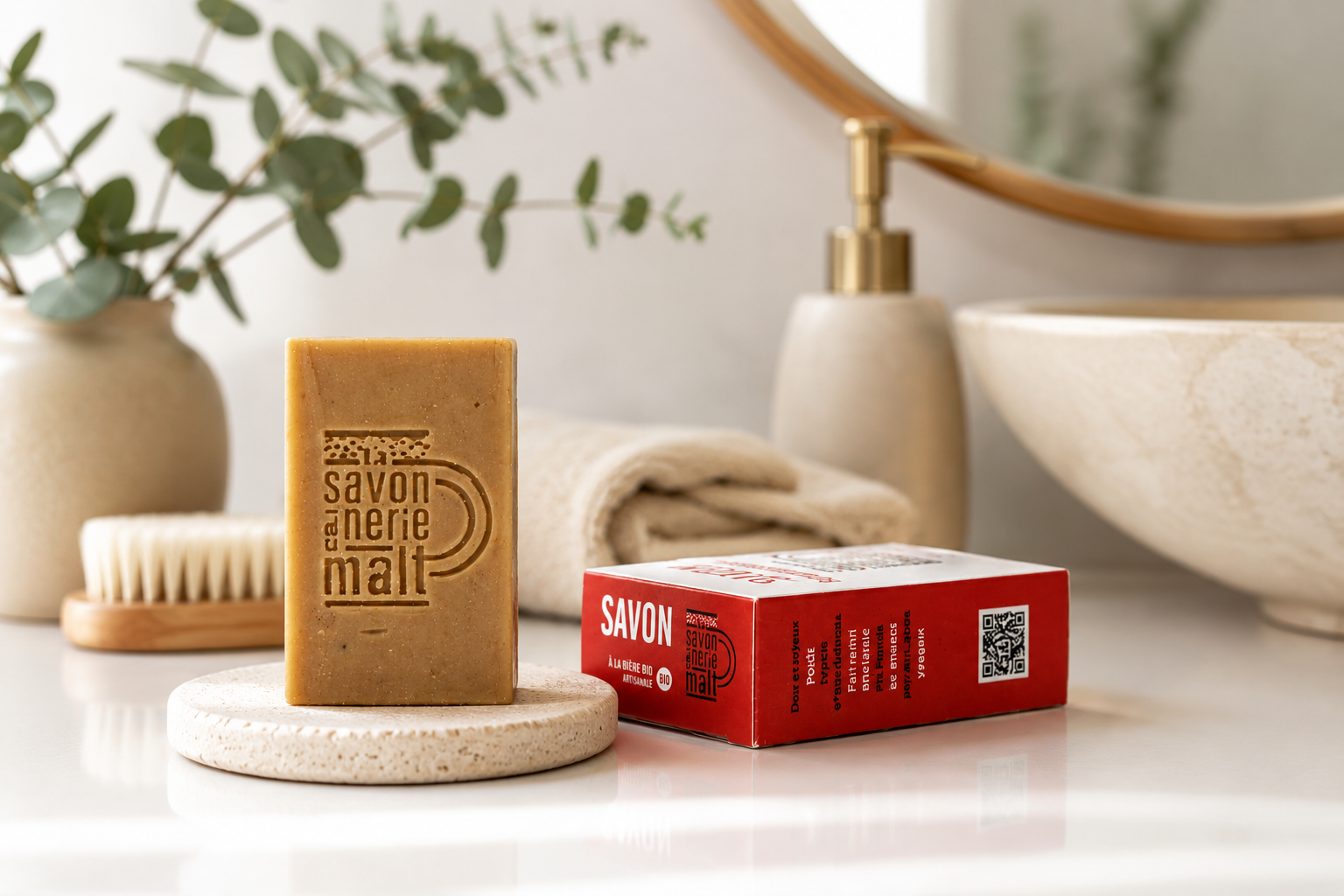 Produit de soin naturel avec serviette beige et lumière naturelle
