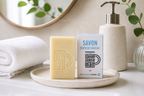 Produit savon solide naturel avec serviette blanche et décoration spa