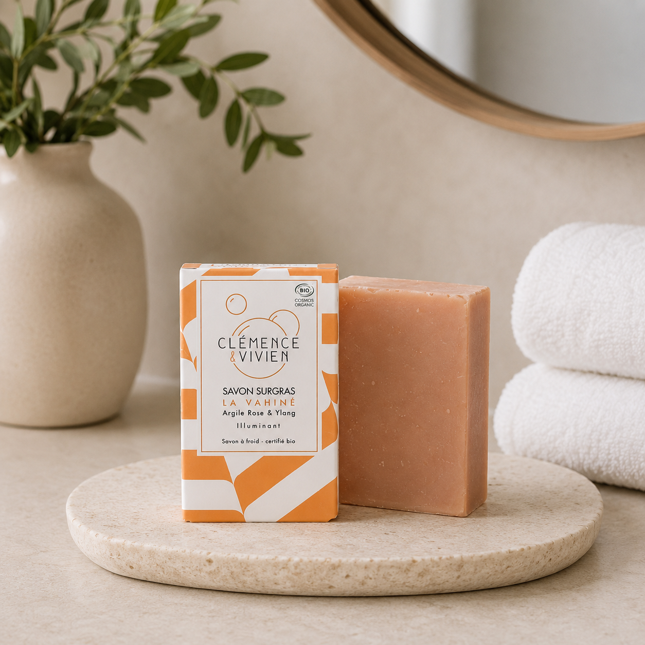 Produit skincare naturel avec serviette blanche et miroir rond en arrière-plan