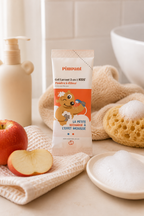 Recharge gel lavant enfant Pimpant parfum pomme avec pomme fraîche et éponge mousse sur fond beige