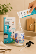 Recharge liquide vaisselle Pimpant versée dans un flacon transparent rechargeable dans une cuisine beige