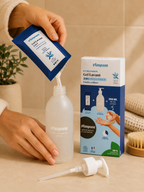 Recharge poudre gel lavant Pimpant versée dans un flacon rechargeable dans une salle de bain beige