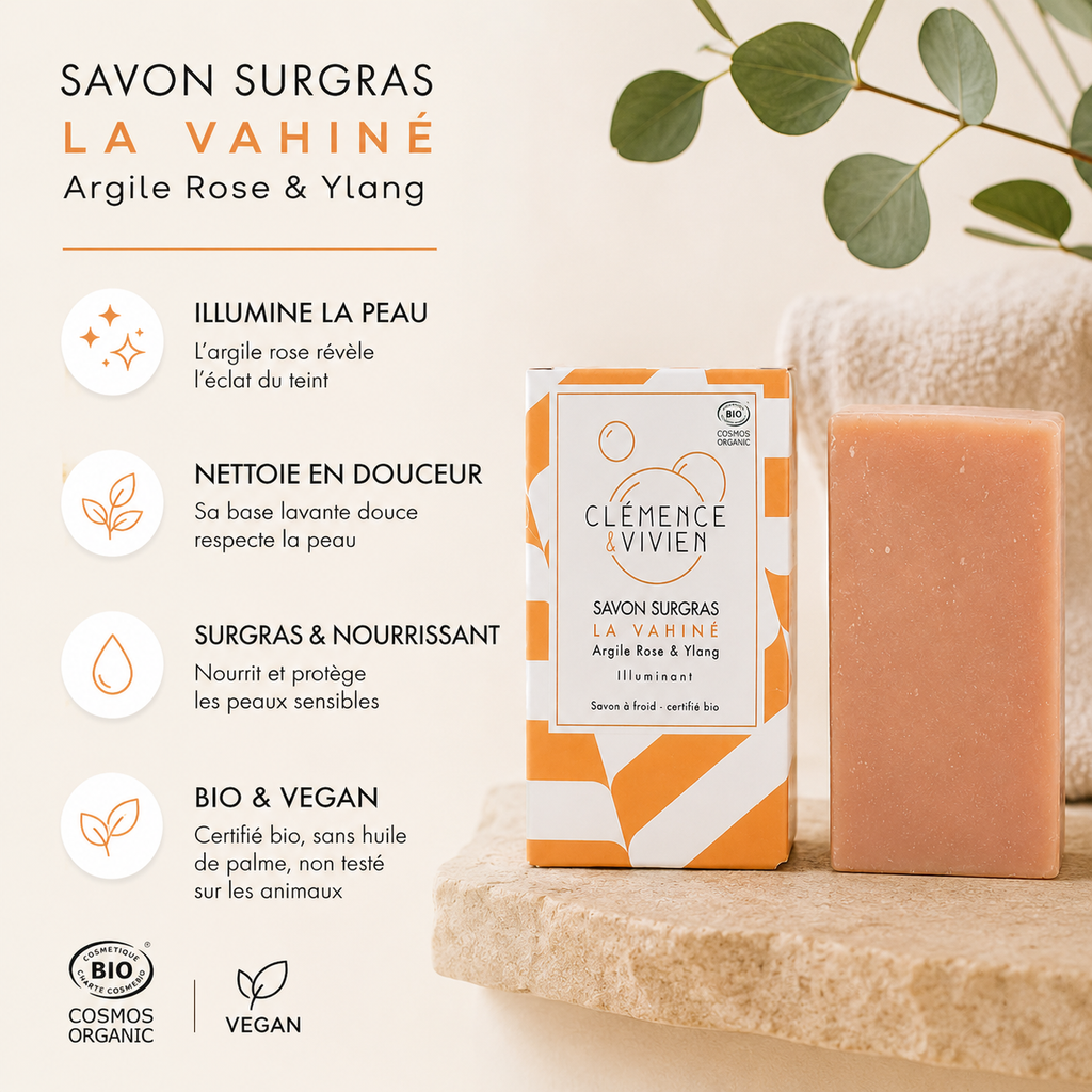 Savon argile rose et ylang présenté dans une ambiance spa naturelle et relaxante