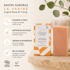 Savon argile rose et ylang présenté dans une ambiance spa naturelle et relaxante