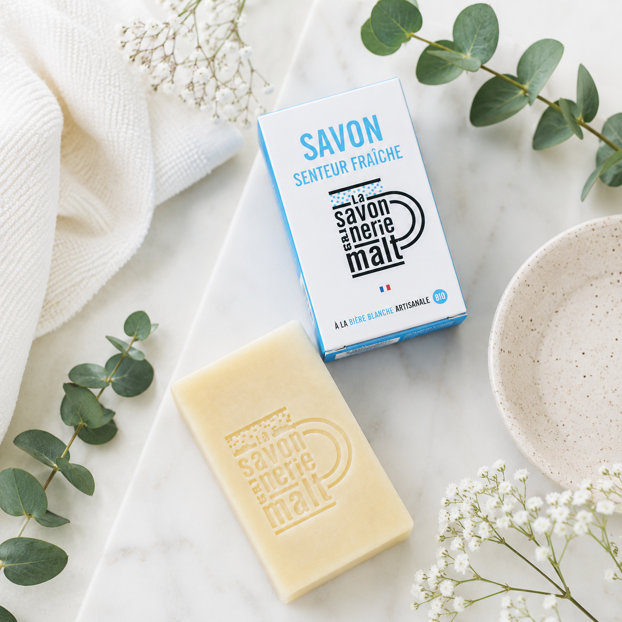 Savon artisanal bio dans une ambiance salle de bain moderne et épurée
