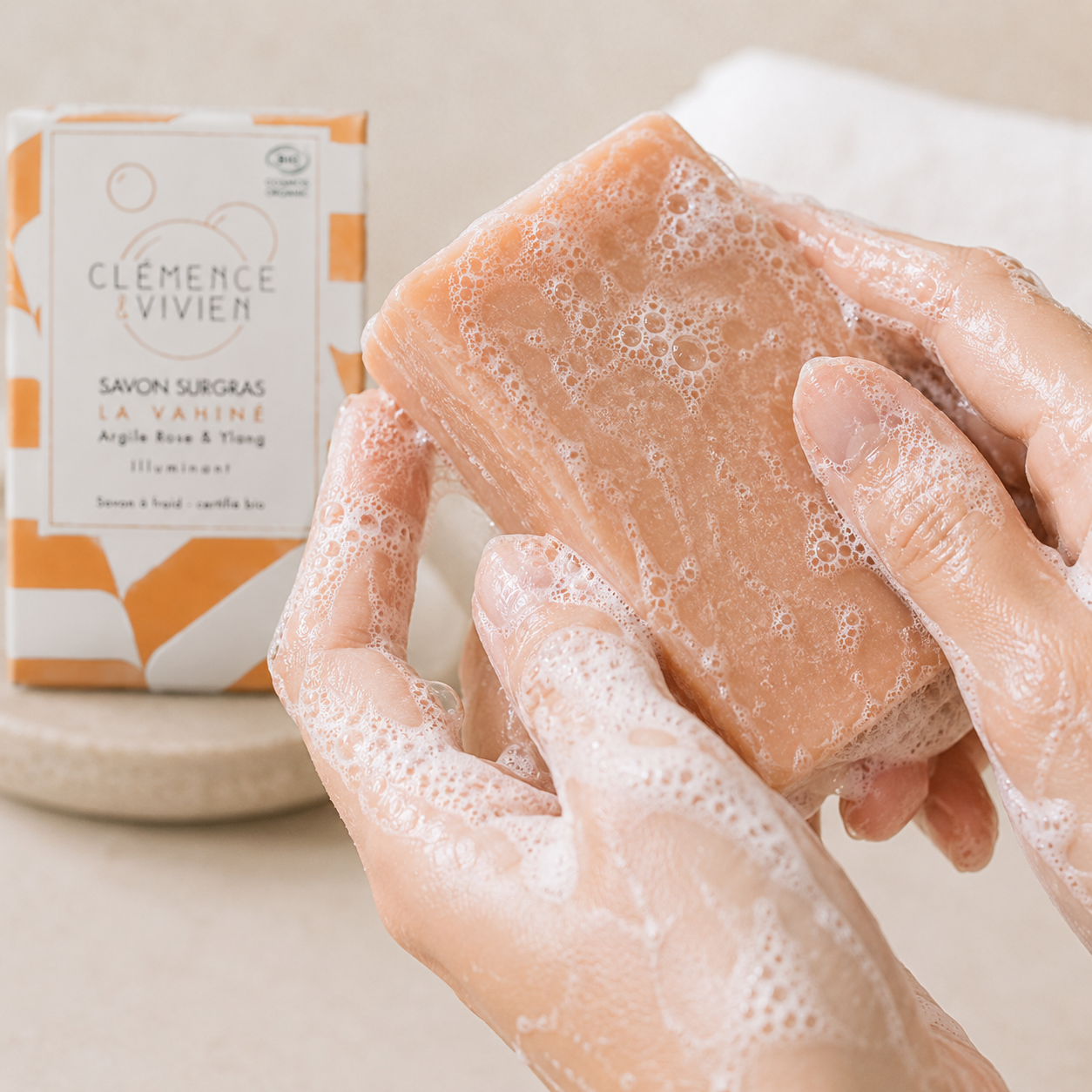 Savon bio vegan Clémence & Vivien dans une douche minimaliste haut de gamme