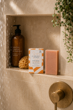 Savon bio vegan Clémence & Vivien dans une douche minimaliste haut de gamme