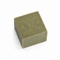 Savon cube du jardinier naturel avec présentation premium sur fond beige