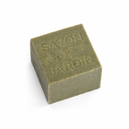 Savon cube du jardinier naturel avec présentation premium sur fond beige
