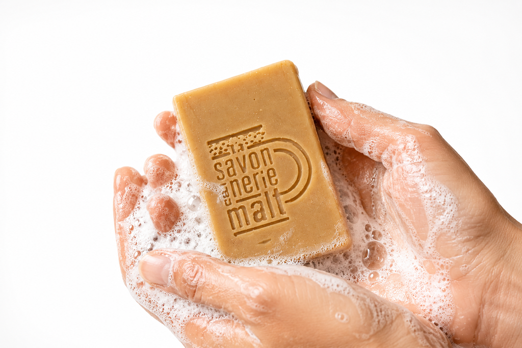 Savon naturel écologique dans une salle de bain moderne et élégante