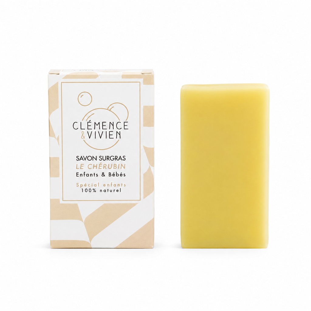 Savon solide bio spécial enfants avec packaging beige et présentation premium