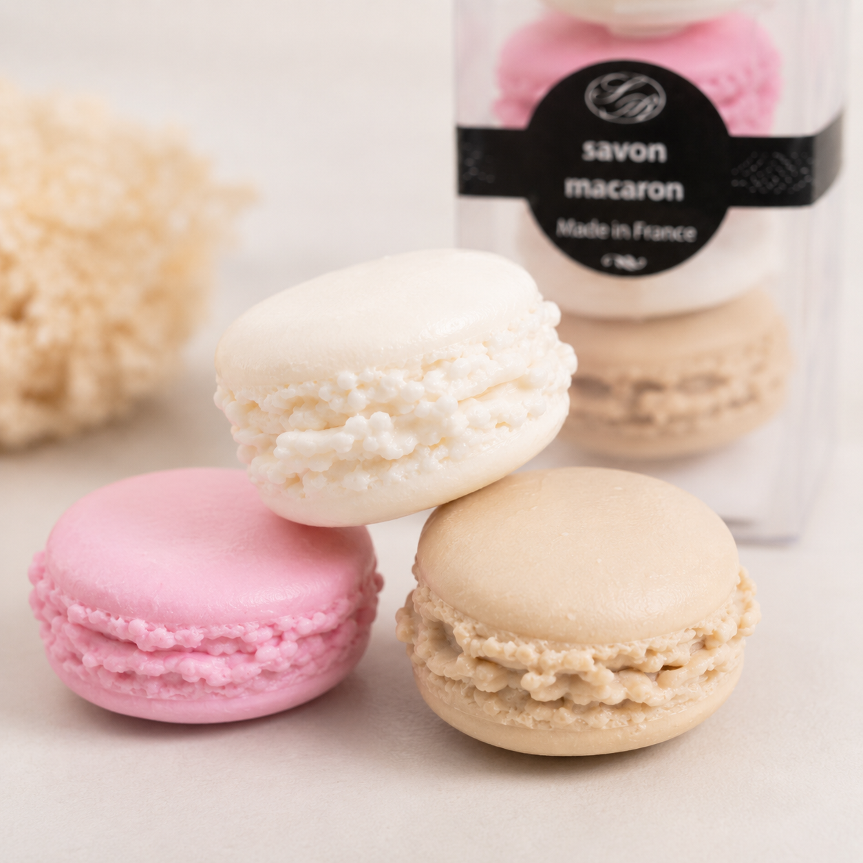 Savons macarons artisanaux dans coffret transparent style pâtisserie