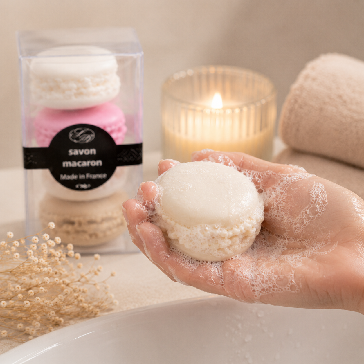 Savons macarons décoratifs parfumés dans coffret premium élégant