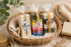Savons naturels premium avec serviettes blanches et lumière chaleureuse