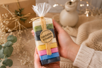 Savons parfumés dans un décor spa haut de gamme et relaxant