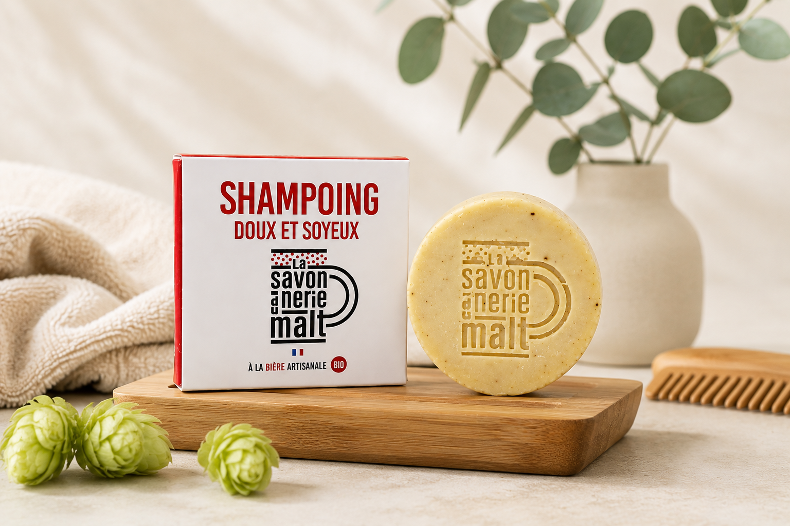Shampoing artisanal à la bière avec décor minimaliste et lumière naturelle