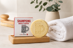 Shampoing solide doux et soyeux dans une salle de bain minimaliste avec serviette blanche