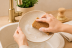 Utilisation de l’éponge naturelle Pimpant pour nettoyer la vaisselle