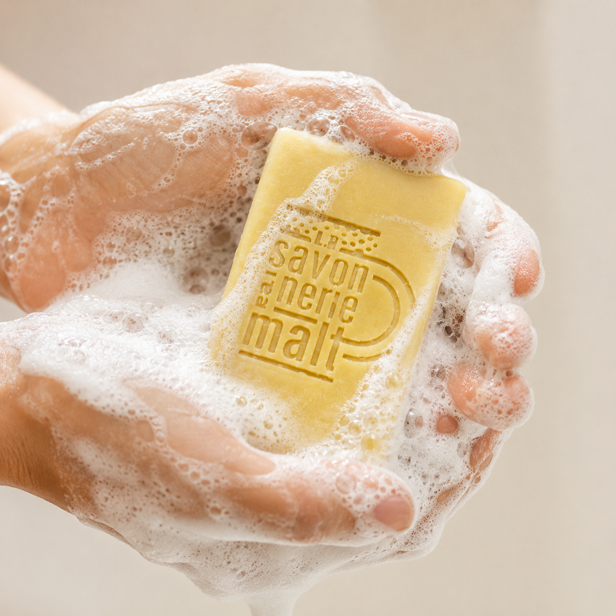 Photo premium cosmétique avec savon naturel et décor minimaliste