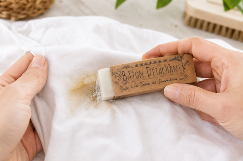  frotter une tache avec baton detachant naturel a la terre de sommieres nacalia